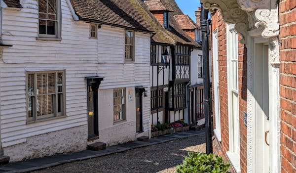 Starý dům: Kouzlo historie vs. výzvy údržby – Co čekat?